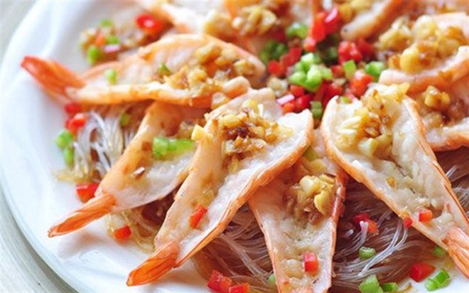 Một món ăn được chế biến cùng các loại gia vị phổ biến của người Việt như tỏi, ớt...