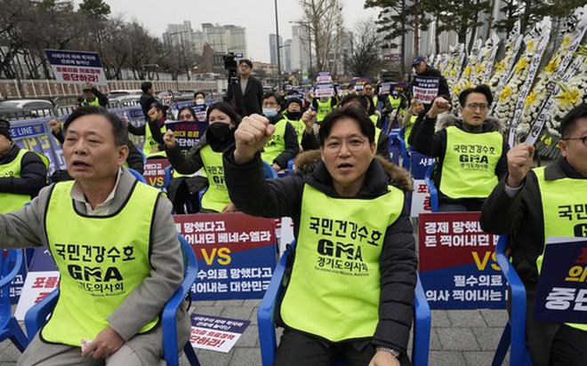 Khoảng 9.000 bác sĩ thực tập sinh tại Hàn Quốc đã tham gia biểu tình (Ảnh: AP)