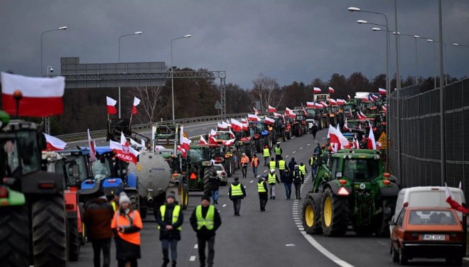 Nông dân Ba Lan biểu tình làm tê liệt nhiều tuyến đường cao tốc.