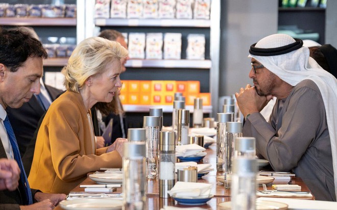 Tổng thống UAE Mohamed bin Zayed Al Nahyan gặp Chủ tịch Ủy ban châu Âu Ursula von der Leyen tại Abu Dhabi hôm 7/9/2023. Ảnh: Reuters
