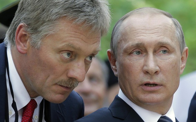 Tổng thống Nga Vladimir Putin (phải) và Người phát ngôn Điện Kremlin Dmitry Peskov.
