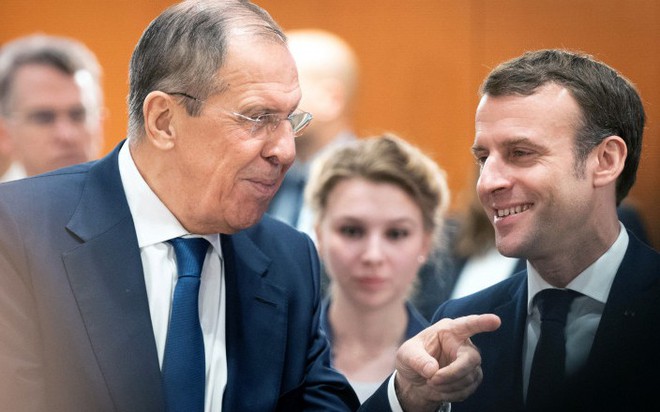 Ngoại trưởng Nga Sergey Lavrov (trái) và Tổng thống Pháp Emmanuel Macron