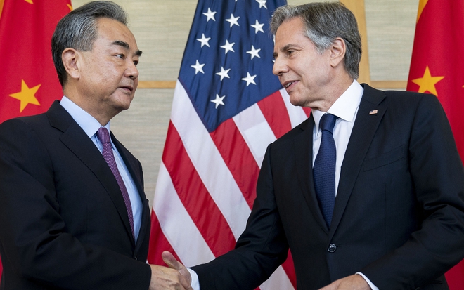 Ngoại trưởng Mỹ Antony Blinken (phải) và Ngoại trưởng Trung Quốc Vương Nghị. Ảnh: AFP