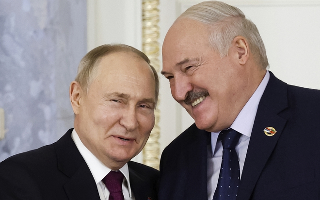 Tổng thống Nga Vladimir Putin (trái) và Tổng thống Belarus Alexander Lukashenko