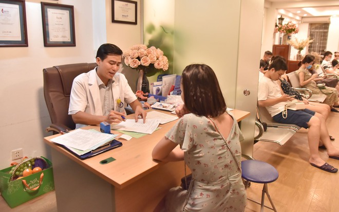 TS.BS Phan Chí Thành, Chánh văn phòng Trung tâm Đào tạo - Chỉ đạo tuyến, Bệnh viện Phụ sản Trung ương đang khám cho một bệnh nhân (Ảnh: ST)