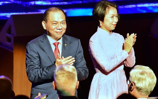 Ông Phạm Nhật Vượng và vợ là bà Phạm Thu Hương tham dự lễ trao giải VinFuture 2023. Ảnh: MH

