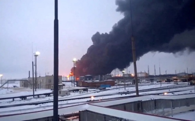 Khói bốc lên sau khi một máy bay không người lái của Ukraine tấn công nhà máy lọc dầu ở Ryazan, Nga