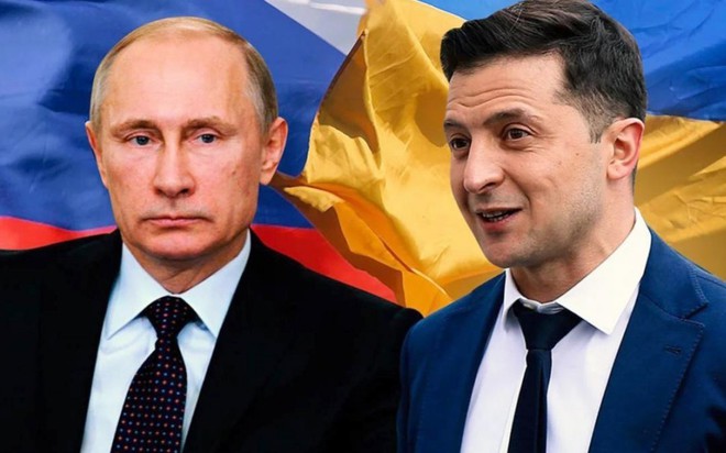 Tổng thống Nga Vladimir Putin (trái) và Tổng thống Ukraine Volodymyr Zelenskyy