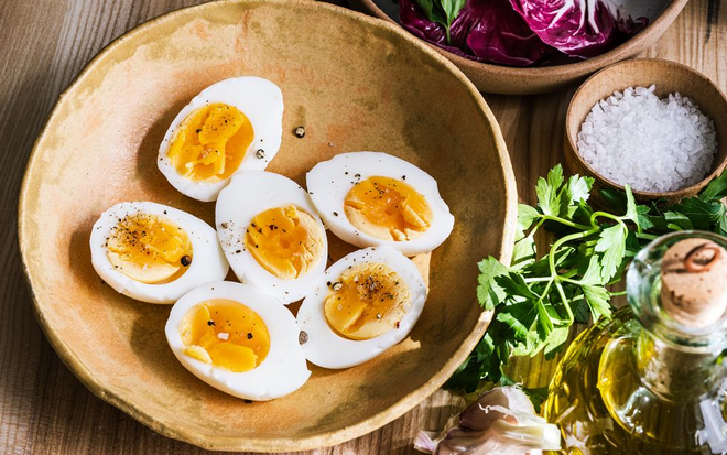 Luộc trứng sai cách có thể làm mất chất đinh dưỡng (Ảnh: Getty)