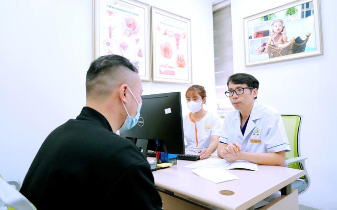 Bác sĩ Việt đang tư vấn khám cho bệnh nhân.