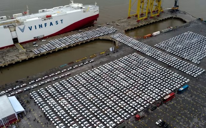 Xe điện VinFast ở cảng Hải Phòng để sang thị trường Mỹ. Cảng mới ở Hải Phòng đã đưa thành phố và các khu vực lân cận trở thành điểm đến đầu tư hấp dẫn. Ảnh: Reuters