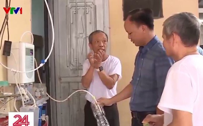 Chỉ với thứ nước kiềm này, người đàn ông ở Thanh Oai, Hà Nội, khẳng định có thể chữa khỏi cho tất cả mọi bệnh nhân. (Ảnh cắt từ chương trình Chuyển động 24h)