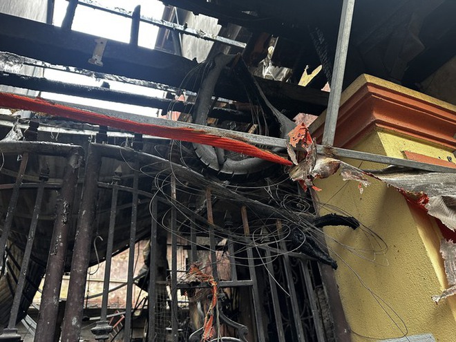 Hình ảnh ám ảnh: Bên trong căn phòng trọ vụ cháy ở Trung Kính khiến 14 người tử vong- Ảnh 1.
