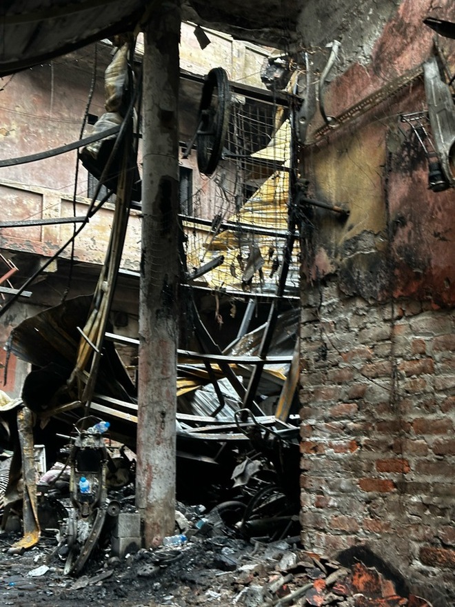 Hình ảnh ám ảnh: Bên trong căn phòng trọ vụ cháy ở Trung Kính khiến 14 người tử vong- Ảnh 2.