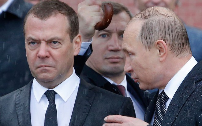 Phó Chủ tịch Hội đồng An ninh Nga Dmitry Medvedev (trái) và Tổng thống Nga Vladimir Putin. Ảnh: Reuters