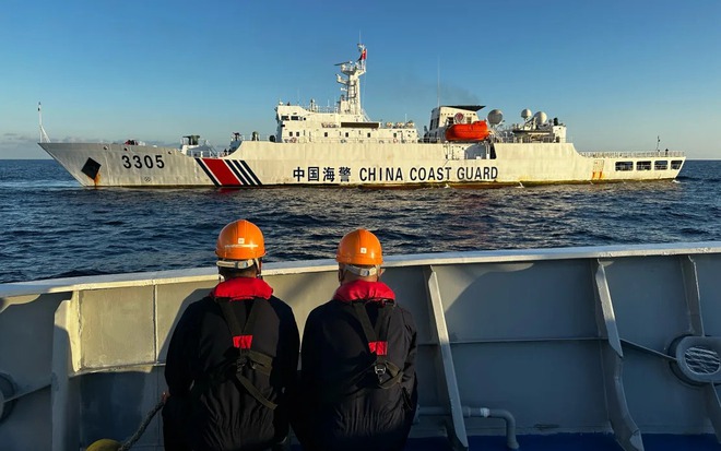 Một tàu hải cảnh Trung Quốc ở gần tàu Philippines hôm 5/3/2024. Ảnh: CNN