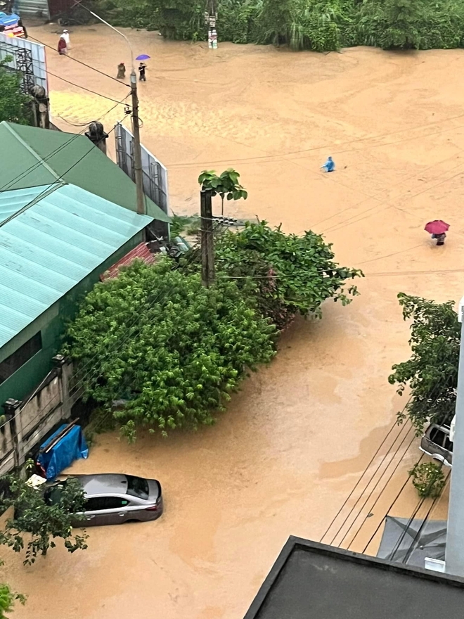 Mưa lũ bất ngờ, nhiều nơi ở Hà Giang chìm trong 'biển nước', khách du lịch phải bỏ lại xe máy- Ảnh 2.