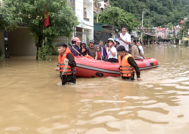 Bộ trưởng Lương Tam Quang khen ngợi Thượng uý CSGT Hà Giang lao xuống nước lũ cứu người- Ảnh 4.