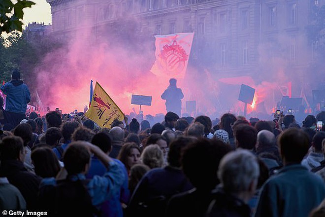 Bạo loạn ở Pháp: Hàng chục nghìn người đập phá, xô xát cảnh sát - Ông Macron nói về khả năng từ chức- Ảnh 3.