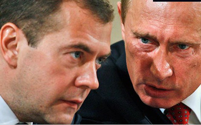 Phó Chủ tịch Hội đồng an ninh Nga Dmitry Medvedev (trái) và Tổng thống Nga Vladimir Putin