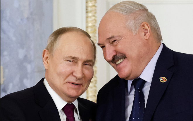 Tổng thống Nga Vladimir Putin (trái) và Tổng thống Belarus Aleksandr Lukashenko