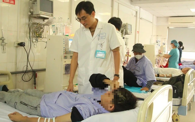 Bác sĩ Quốc đang khám cho một bệnh nhân trẻ phải chạy lọc máu tại khoa. (Ảnh N.M)