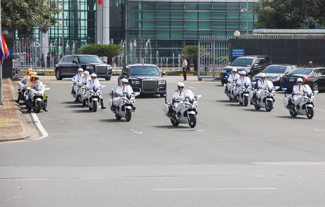 Hình ảnh cận cảnh đoàn 'siêu xe' đặc chủng phục vụ Tổng thống Nga Putin di chuyển trên đường phố Hà Nội- Ảnh 11.