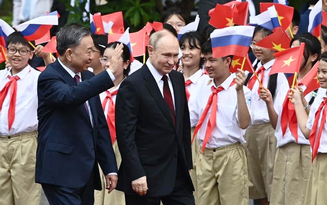 Tổng thống Nga Vladimir Putin (trái) và Chủ tịch nước Cộng hòa xã hội chủ nghĩa Việt Nam Tô Lâm. Ảnh: Minh Nhật