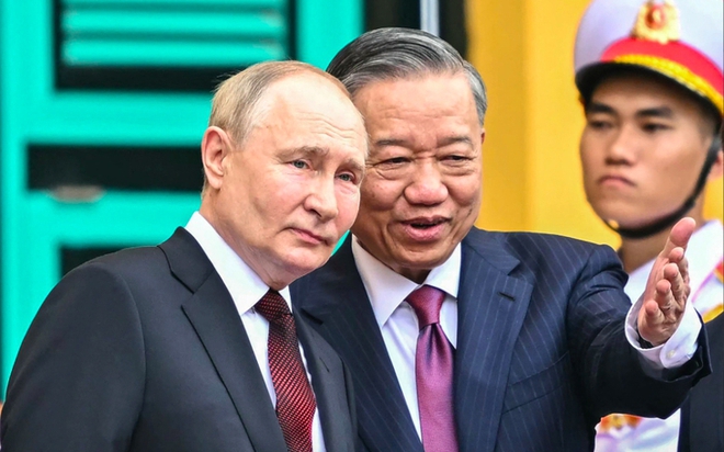 Chủ tịch nước Tô Lâm trao đổi với Tổng thống Vladimir Putin tại Phủ Chủ tịch vào ngày 20/6. Ảnh: AFP