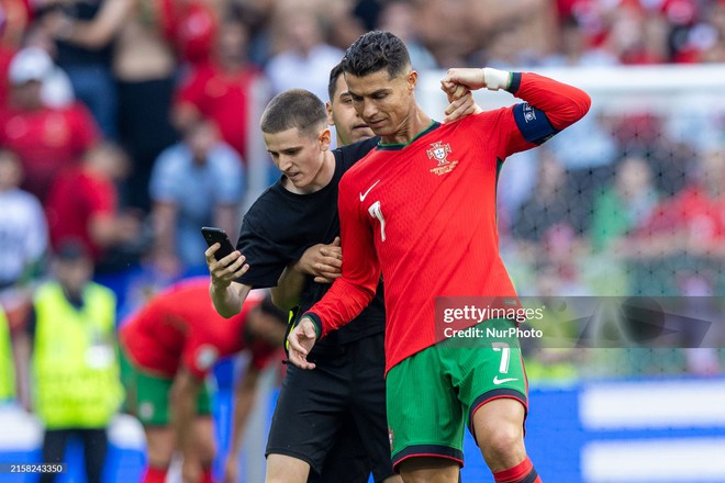 Chủ nhà Euro 2024 nhận "báo động đỏ" vì… Ronaldo, CR7 được khen ngợi vì hành động tuyệt đẹp!- Ảnh 8.