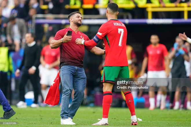 Chủ nhà Euro 2024 nhận "báo động đỏ" vì… Ronaldo, CR7 được khen ngợi vì hành động tuyệt đẹp!- Ảnh 2.