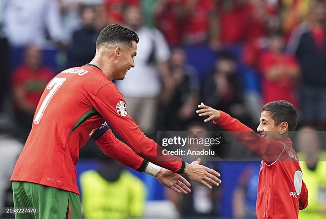 Chủ nhà Euro 2024 nhận "báo động đỏ" vì… Ronaldo, CR7 được khen ngợi vì hành động tuyệt đẹp!- Ảnh 5.