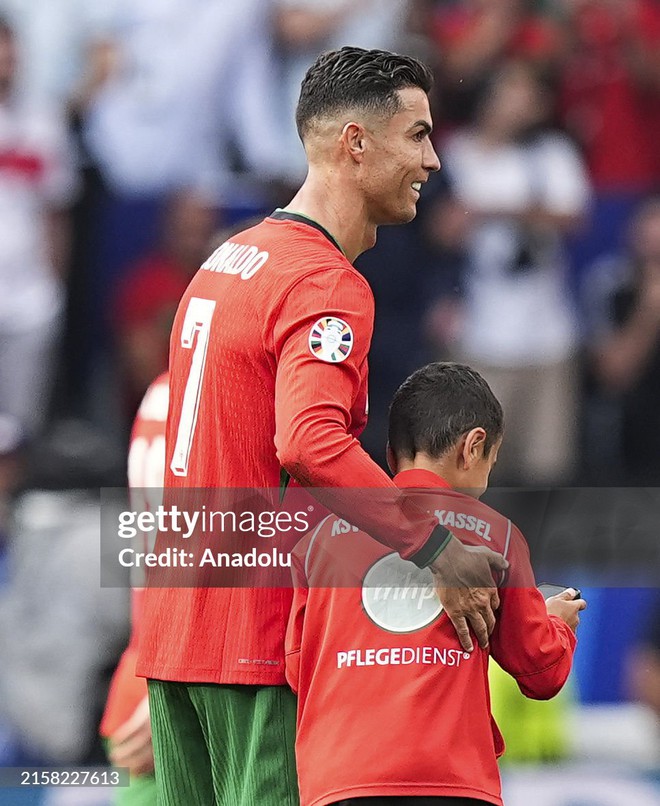 Chủ nhà Euro 2024 nhận "báo động đỏ" vì… Ronaldo, CR7 được khen ngợi vì hành động tuyệt đẹp!- Ảnh 6.