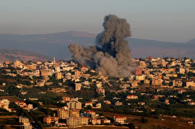 Khói đen bốc lên sau cuộc không kích của Israel nhằm vào một ngôi nhà ở làng Khiam, phía Nam Lebanon, gần biên giới Lebanon - Israel, ngày 21/6/2024, trong bối cảnh các cuộc đụng độ xuyên biên giới đang diễn ra giữa quân đội Israel và các chiến binh Hezbollah. (Ảnh: AFP)
