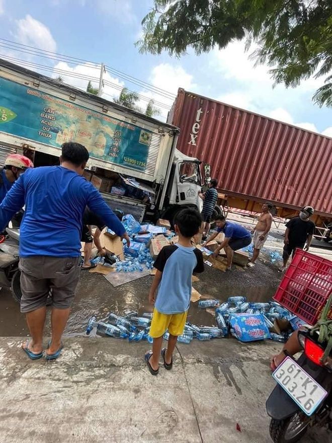 Vừa xảy ra vụ tai nạn liên hoàn nghiêm trọng: Ảnh hiện trường chia sẻ liên tục trên MXH- Ảnh 1.