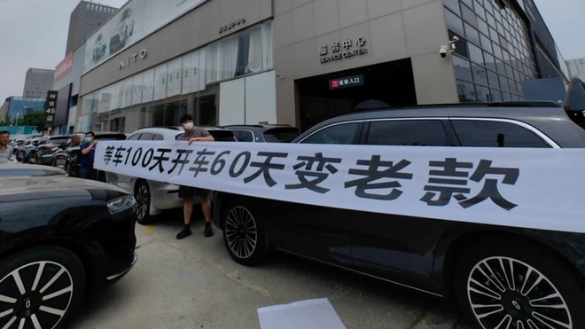 Nhóm chủ ô tô Trung Quốc biểu tình trước cửa đại lý gây bão khắp MXH: "Mua về đi rồi hối không kịp"- Ảnh 3.