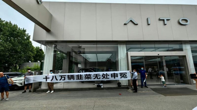 Nhóm chủ ô tô Trung Quốc biểu tình trước cửa đại lý gây bão khắp MXH: "Mua về đi rồi hối không kịp"- Ảnh 1.