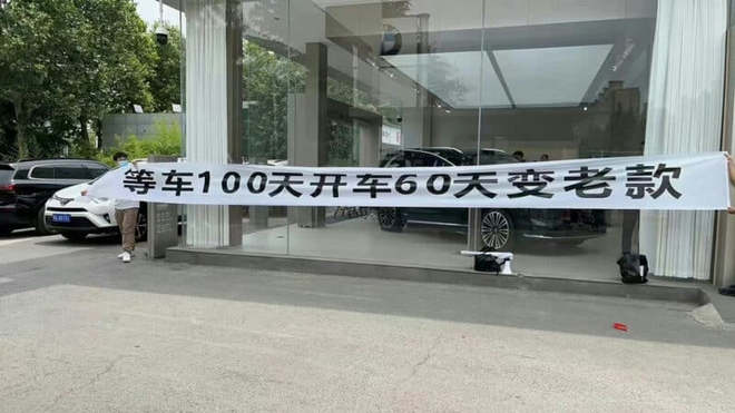 Nhóm chủ ô tô Trung Quốc biểu tình trước cửa đại lý gây bão khắp MXH: "Mua về đi rồi hối không kịp"- Ảnh 2.