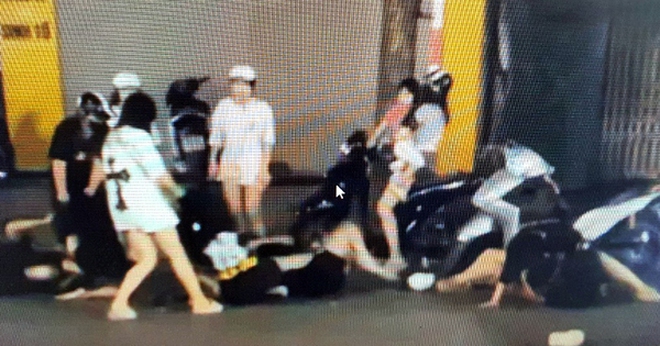Hình ảnh nhóm thiếu nữ lao vào hành hung nhau giữa đường Trần Khát Chân (Ảnh cắt từ clip).

