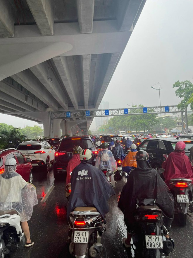 Sáng nay, Hà Nội mưa lớn, nhiều tuyến phố ngập sâu, các phương tiện di chuyển khó khăn- Ảnh 4.