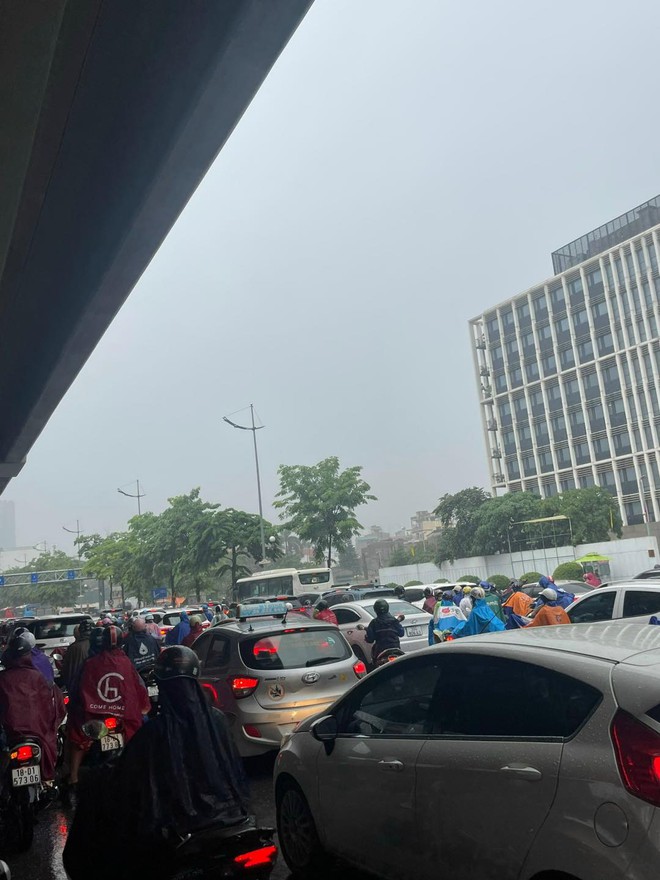 Sáng nay, Hà Nội mưa lớn, nhiều tuyến phố ngập sâu, các phương tiện di chuyển khó khăn- Ảnh 2.