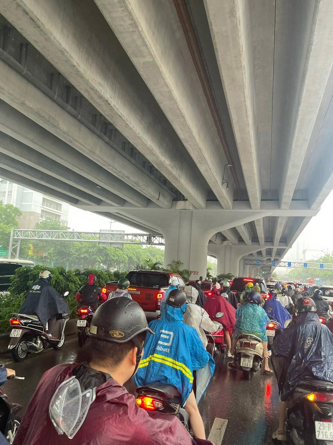 Sáng nay, Hà Nội mưa lớn, nhiều tuyến phố ngập sâu, các phương tiện di chuyển khó khăn- Ảnh 3.