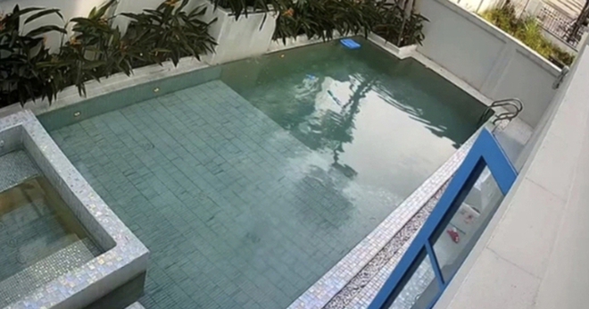Khu vực bể bơi trong biệt thự cho thuê ở phường Bãi Cháy - nơi xảy ra vụ đuối nước. Ảnh cắt từ clip