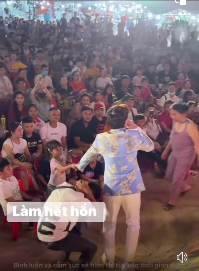 Bị sàm sỡ khi xuống giao lưu với khán giả, nam ca sĩ Việt phải chạy ngay lên sân khấu- Ảnh 2.