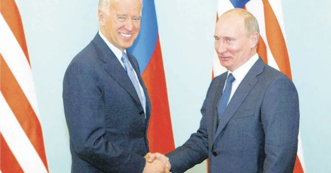 Ông Joe Biden khi là Phó Tổng thống Mỹ bắt tay Thủ tướng Nga Vladimir Putin vào ngày 3/10/2011. Ảnh: AP