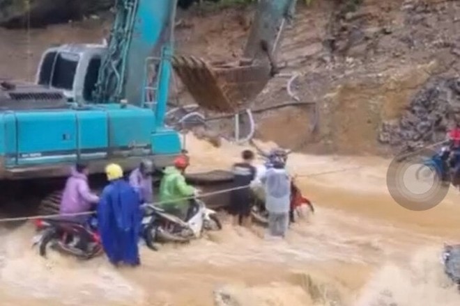 Mưa lũ bất ngờ, nhiều nơi ở Hà Giang chìm trong 'biển nước', khách du lịch phải bỏ lại xe máy- Ảnh 10.