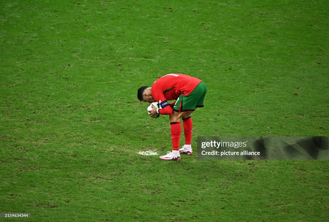 Ronaldo bật khóc nức nở, ra quyết định dũng cảm để cùng Bồ Đào Nha vào Tứ kết Euro 2024- Ảnh 12.