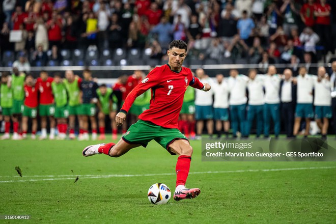 Ronaldo bật khóc nức nở, ra quyết định dũng cảm để cùng Bồ Đào Nha vào Tứ kết Euro 2024- Ảnh 13.