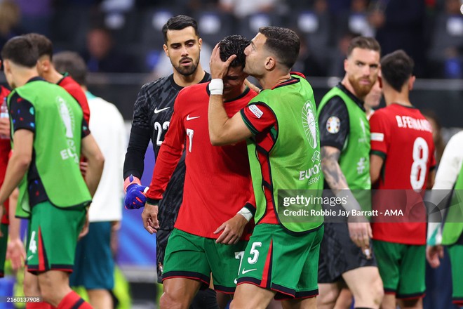 Ronaldo bật khóc nức nở, ra quyết định dũng cảm để cùng Bồ Đào Nha vào Tứ kết Euro 2024- Ảnh 6.