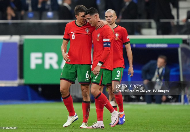 Ronaldo bật khóc nức nở, ra quyết định dũng cảm để cùng Bồ Đào Nha vào Tứ kết Euro 2024- Ảnh 4.